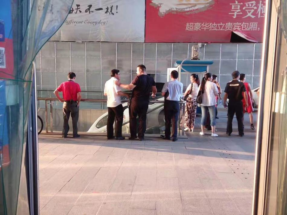 27报女上男下动态图gif图