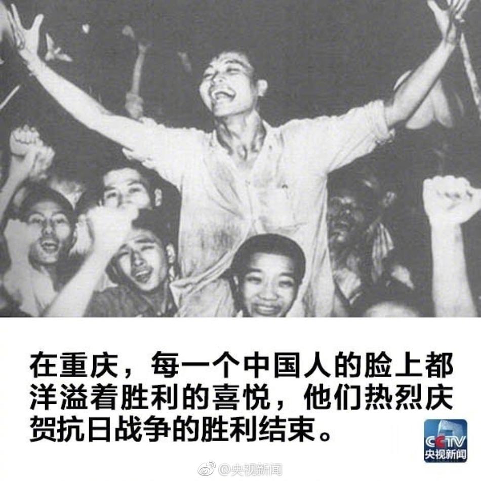 女人趴下脱了内裤光着屁股喷白
