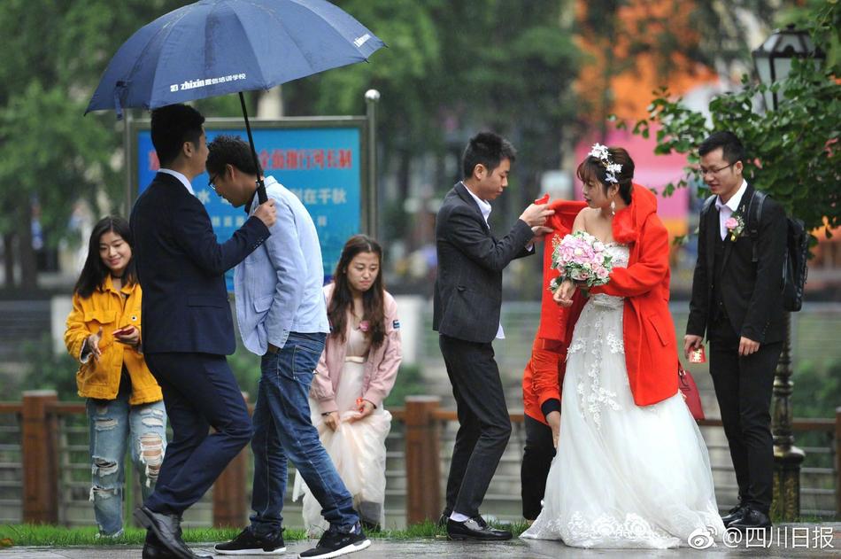 女生扒开尿口让男生桶