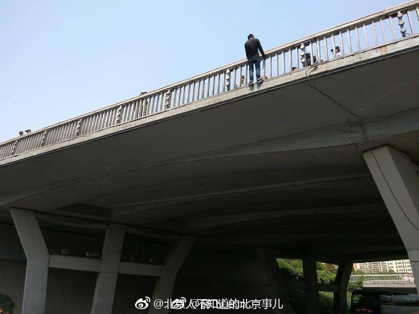 西三环六里桥有一男子欲跳桥