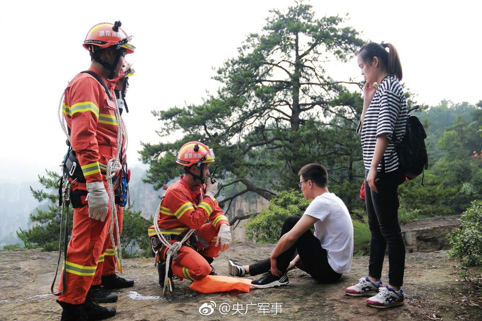 二男一左一右吃奶