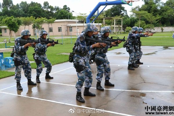 海贼王女帝被 羞羞真人