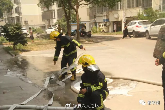 女生尿尿
