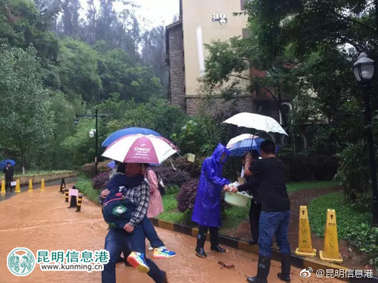 女仆扒开 跪着让客人打屁