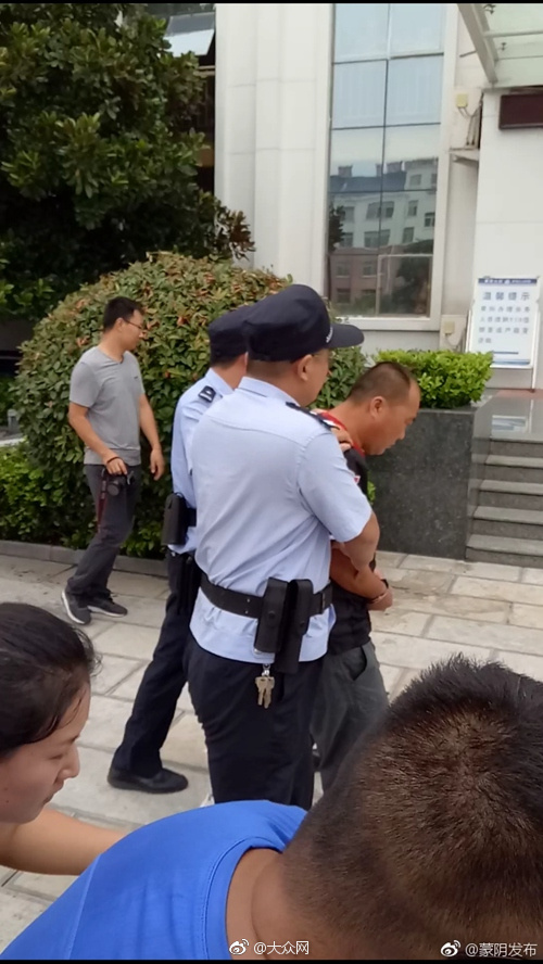 新疆旱厕高手贴近拍照视频