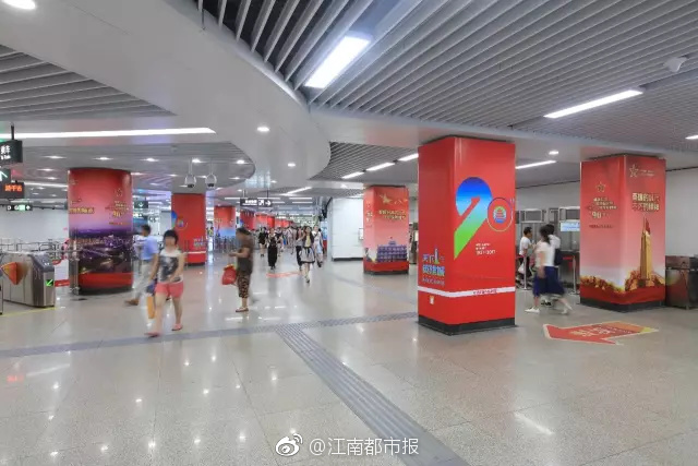在公交车上穿超短裙被弄高潮