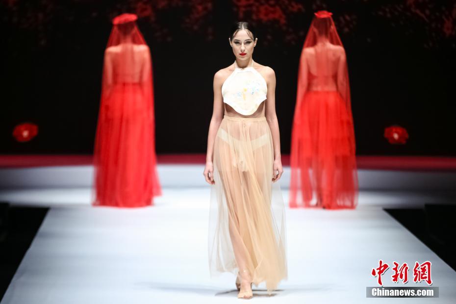 女老师黄色片