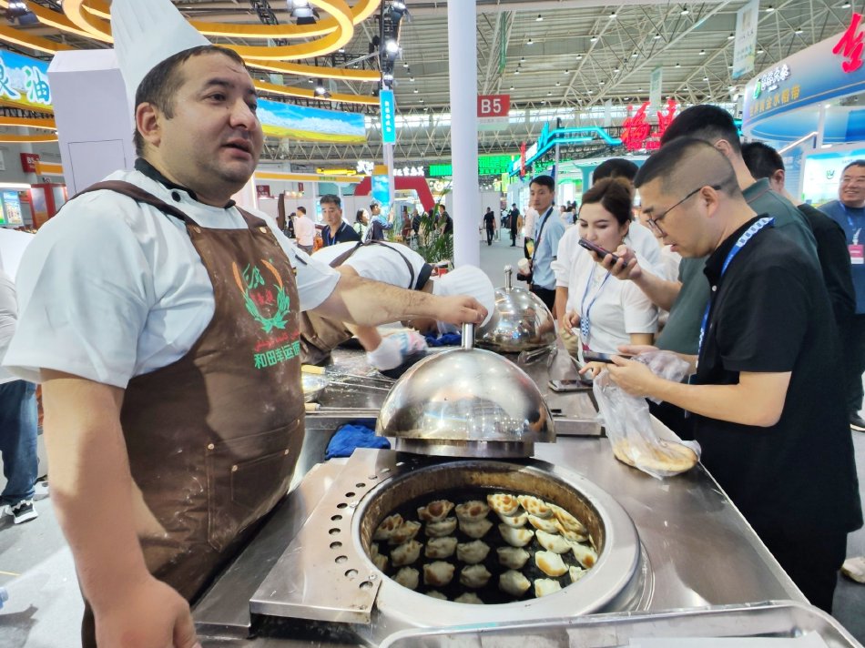 游泳教练在水里含我奶