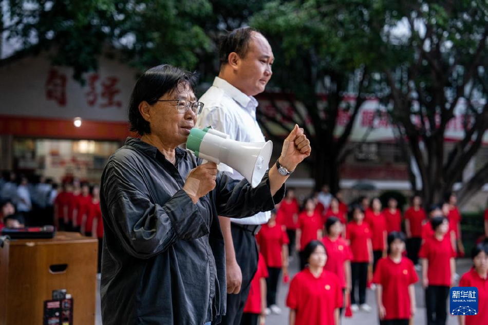 女性正面裸体撒尿