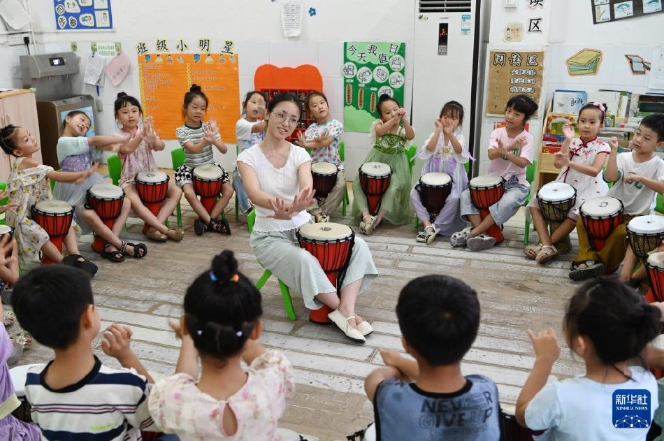 严雨霏 张婉莹 罗智莹