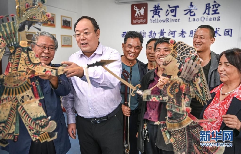 老师掀胸给学生喂奶