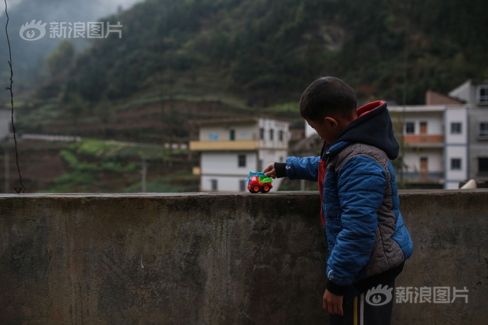 林志玲“泡面”卷发配长裙显浪漫风情