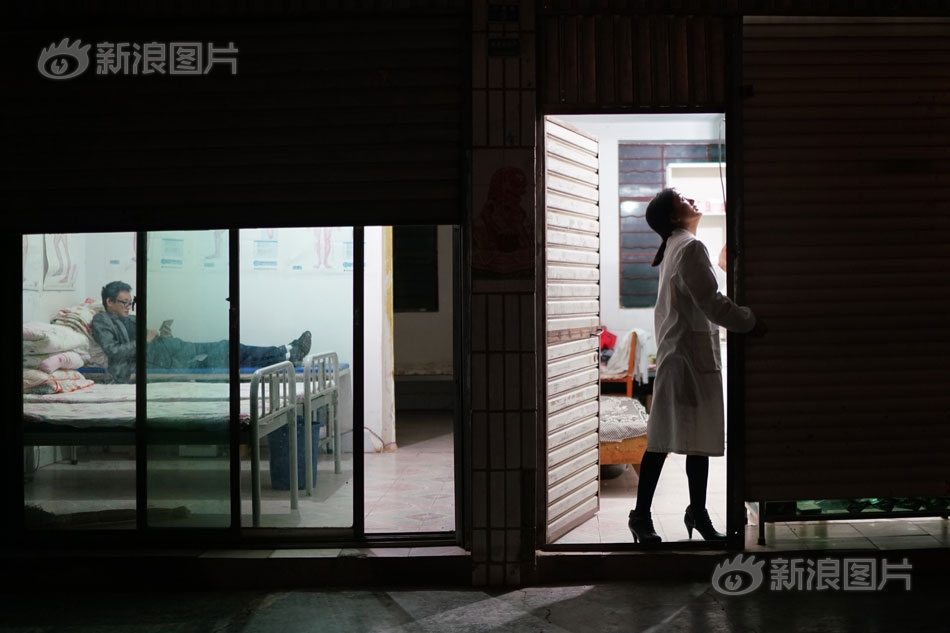 美女露胸无遮挡