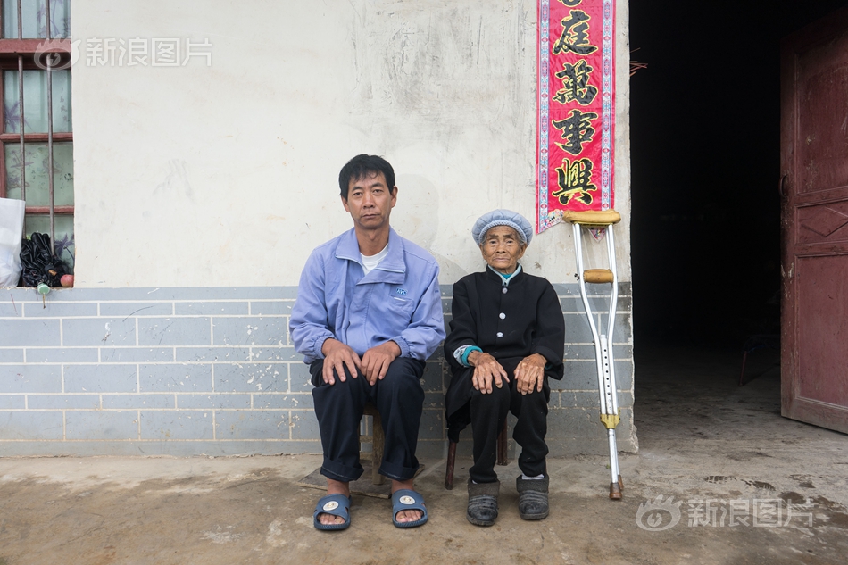 女主人享受舌奴用嘴伺候