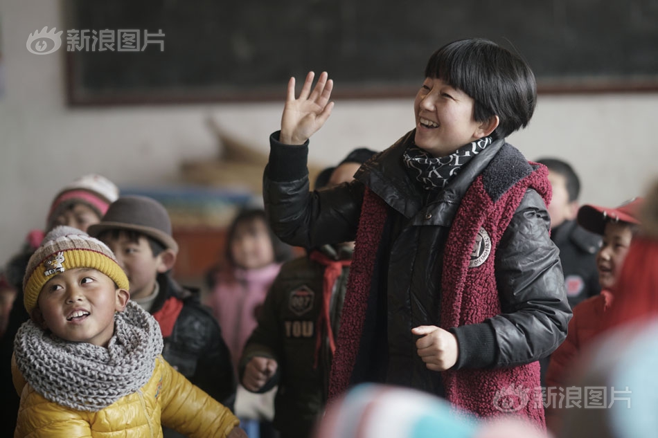 美女让男人捅