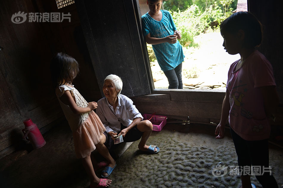 泰国人妖美女露逼视频三级片