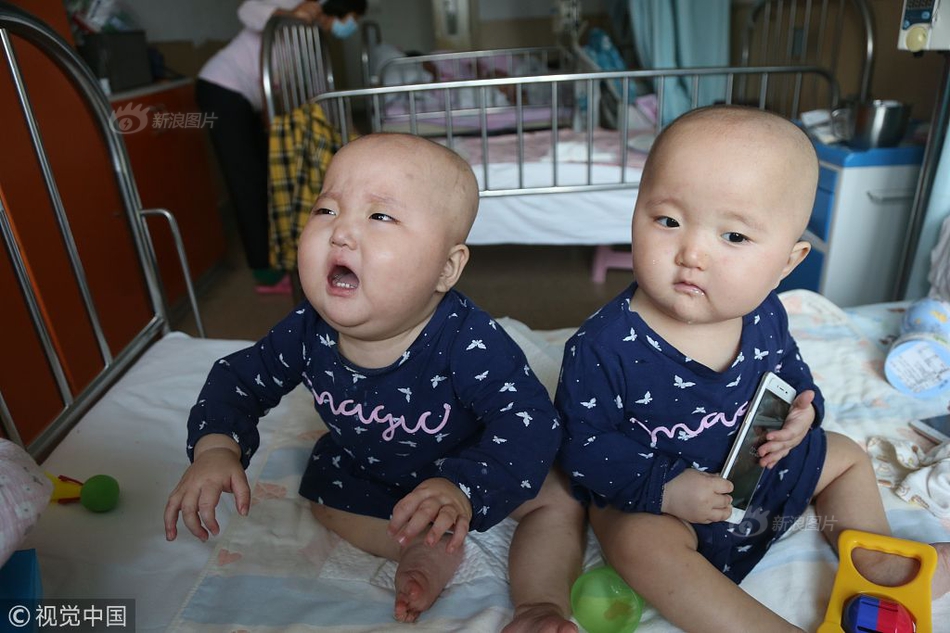 两男一女一个 一个摸