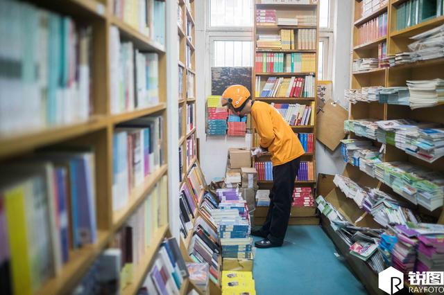 网传南京俩外卖小哥酒后闯红灯暴打辅警 警方回应