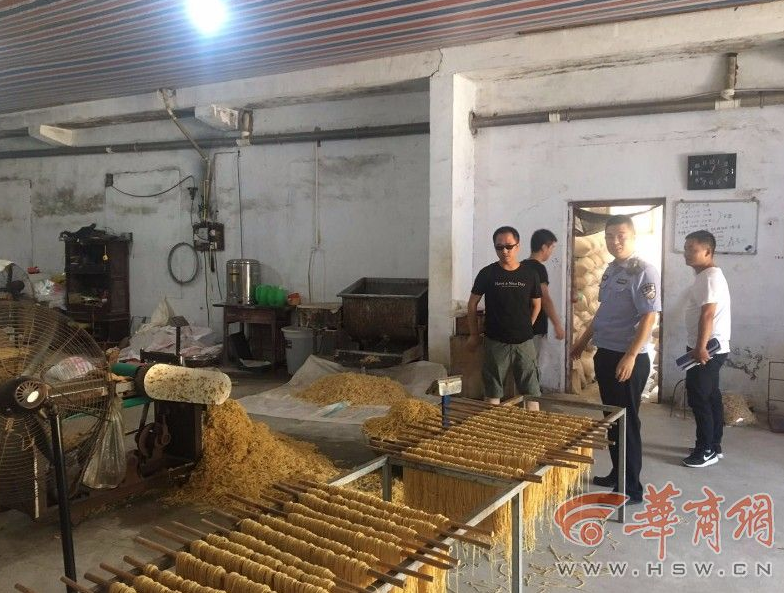 小作坊被查封仍生产 食品直接堆地上