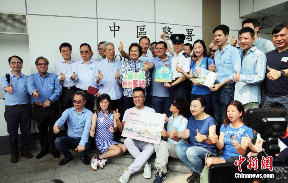护士脱了精光让人摸秘 喂奶