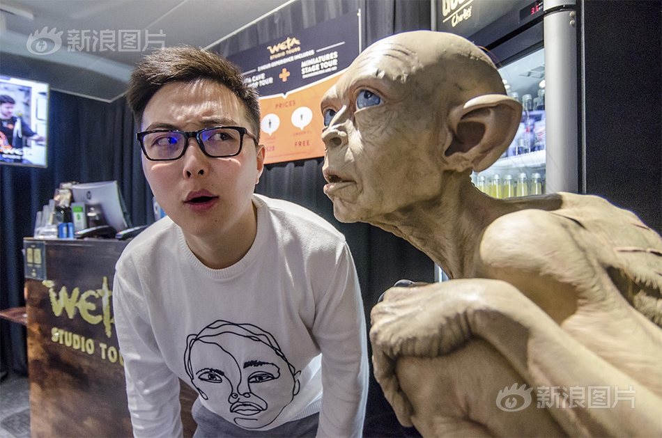 双乳被一左一右吃着的动态图
