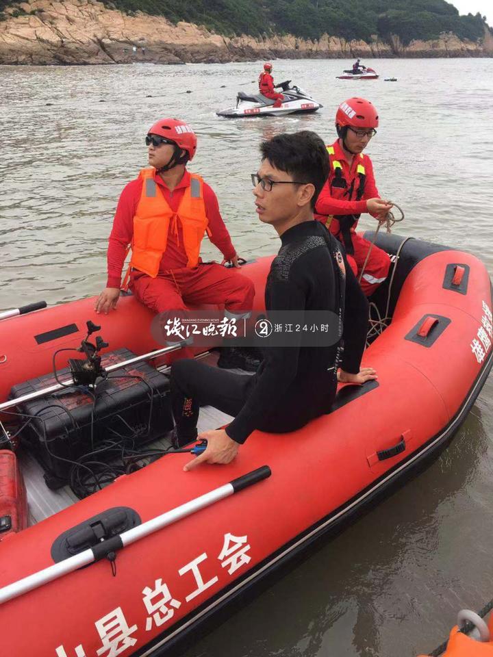 校花大胸奶汁乳流奶水出来