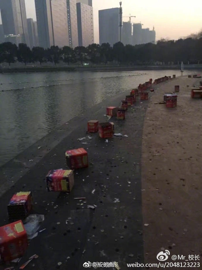 KTV把奶罩解开让客人摸