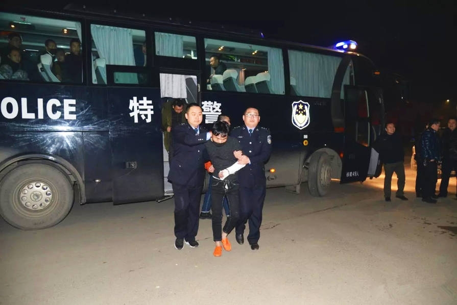 胸大我被六个男人玩一晚上