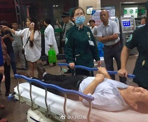吃女王主人拉的大便和痰