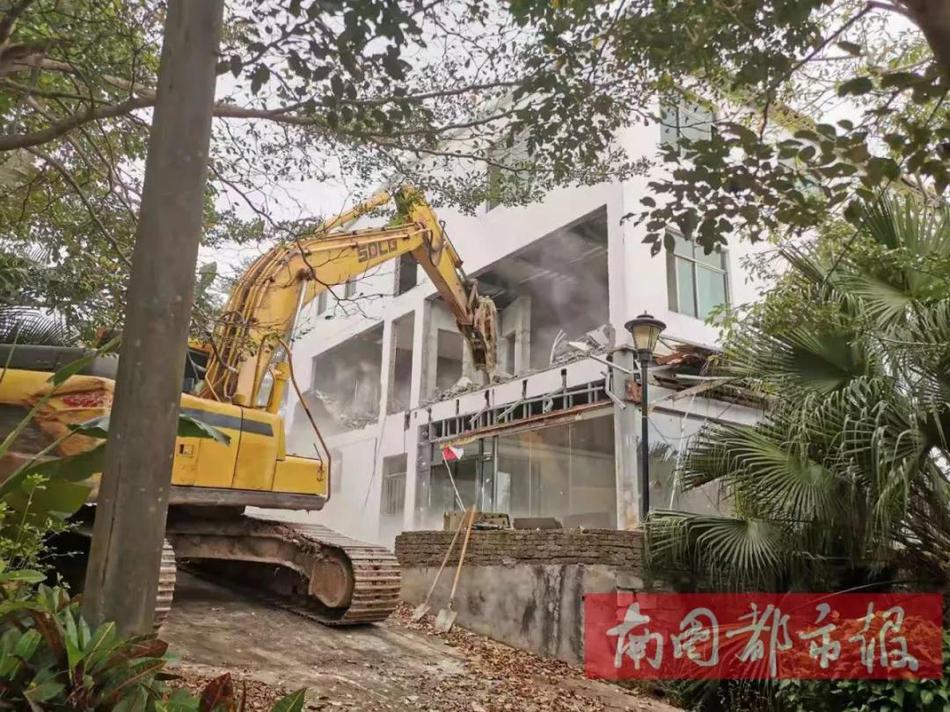 厨房掀起裙子从后面进去文字