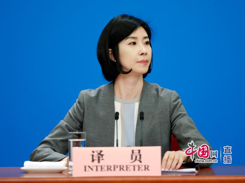 裸体展示瑜伽女教师