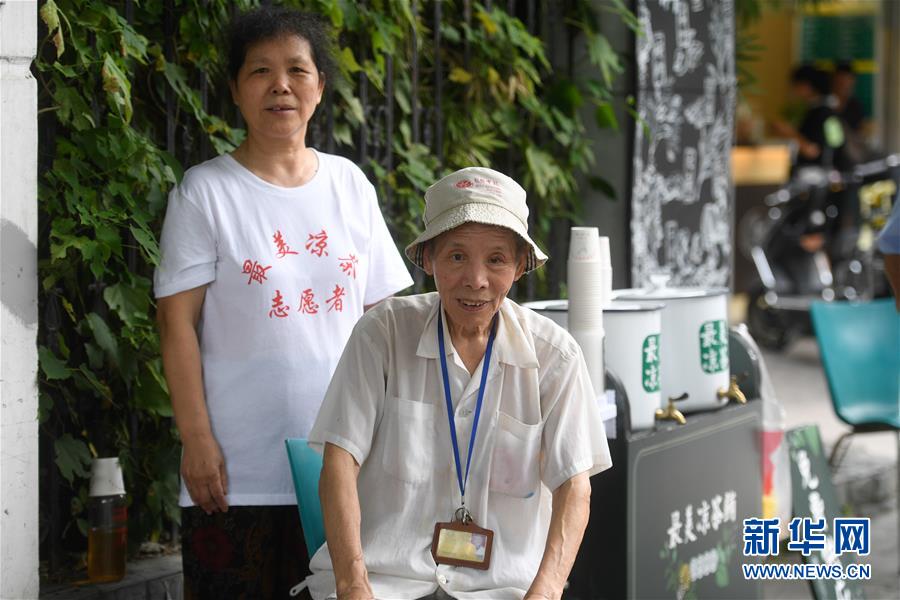 两个男人换着躁我过程