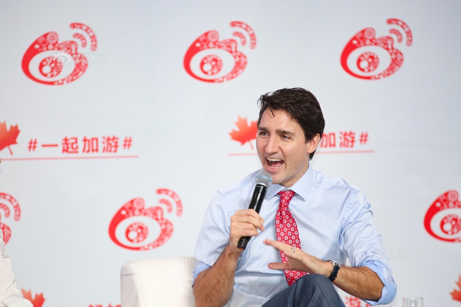 手伸进胸罩里摸两个奶
