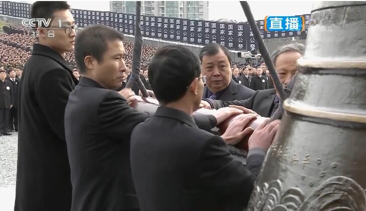 女仆扒开腿秘 让黄鳝钻