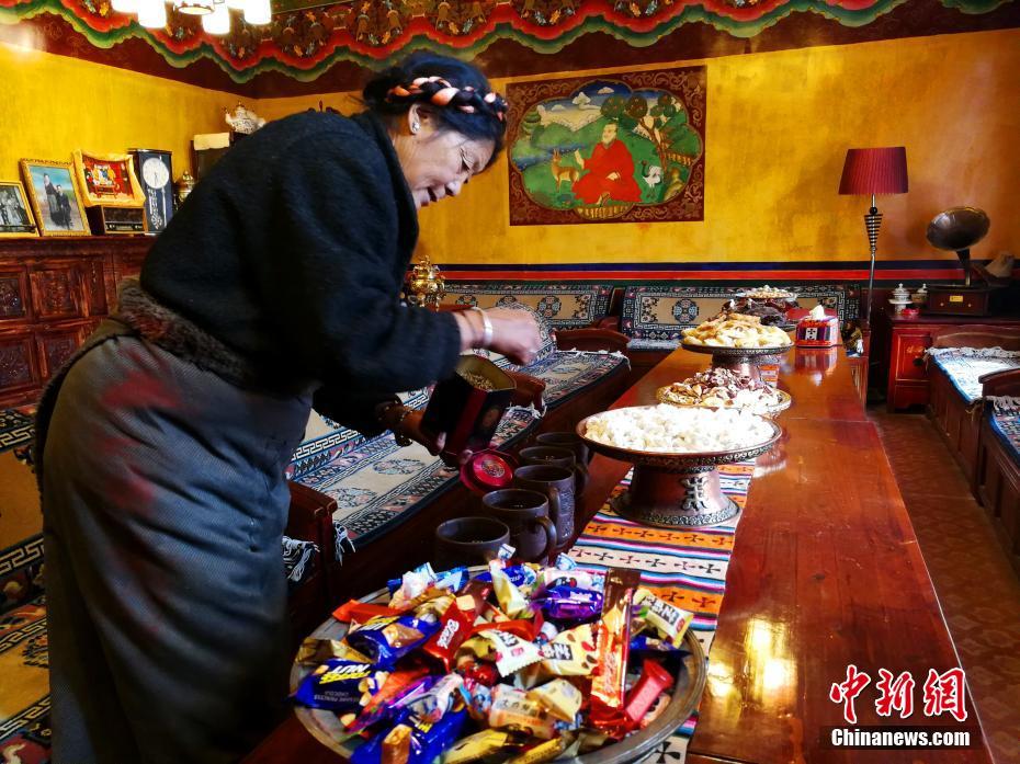 美女帮忙打飞机色情片
