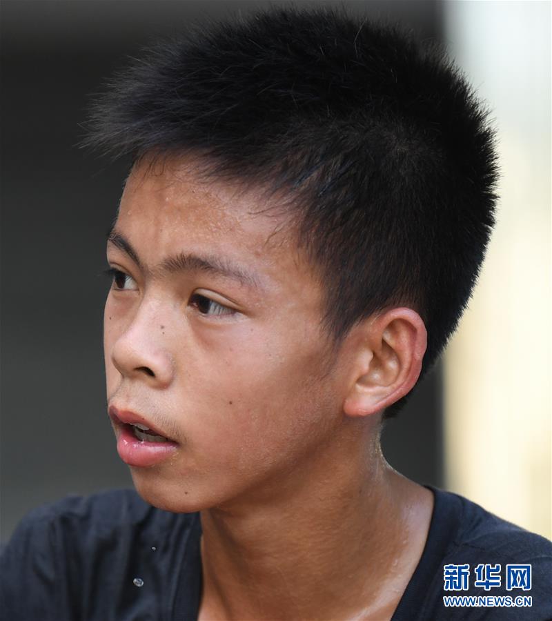 厨房脱岳裙子在后面挺电影