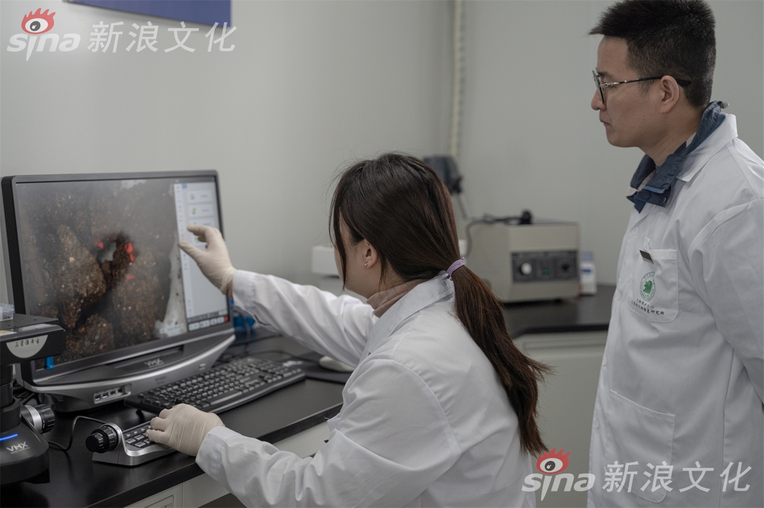 手伸进胸罩里摸两个奶
