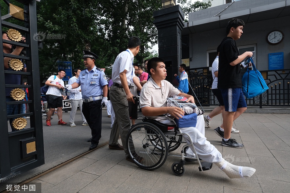 公交车被后入