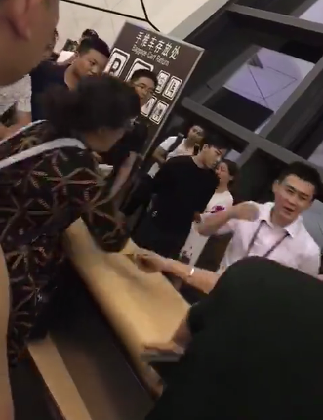 魅魔被当众调教扒开屁股抽打