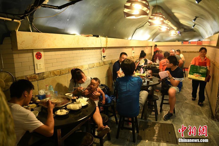 在桌下含她的花蒂和舌头H视频