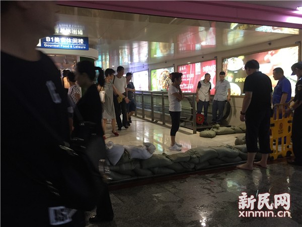 美女露出 让男生揉