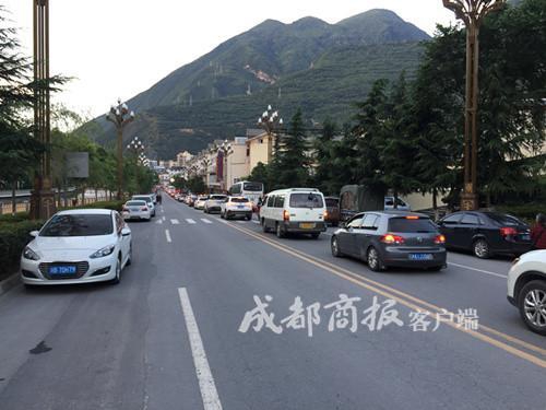 白丝女仆疯狂 喷水自慰绿巨人