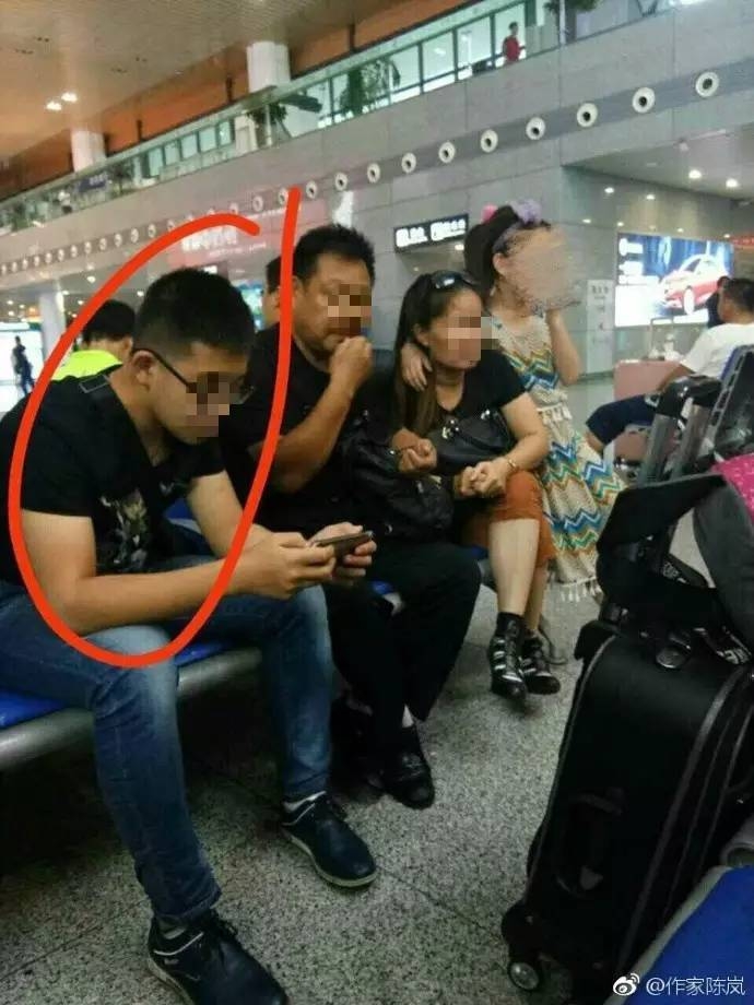 免费看裸体美女玩奶头