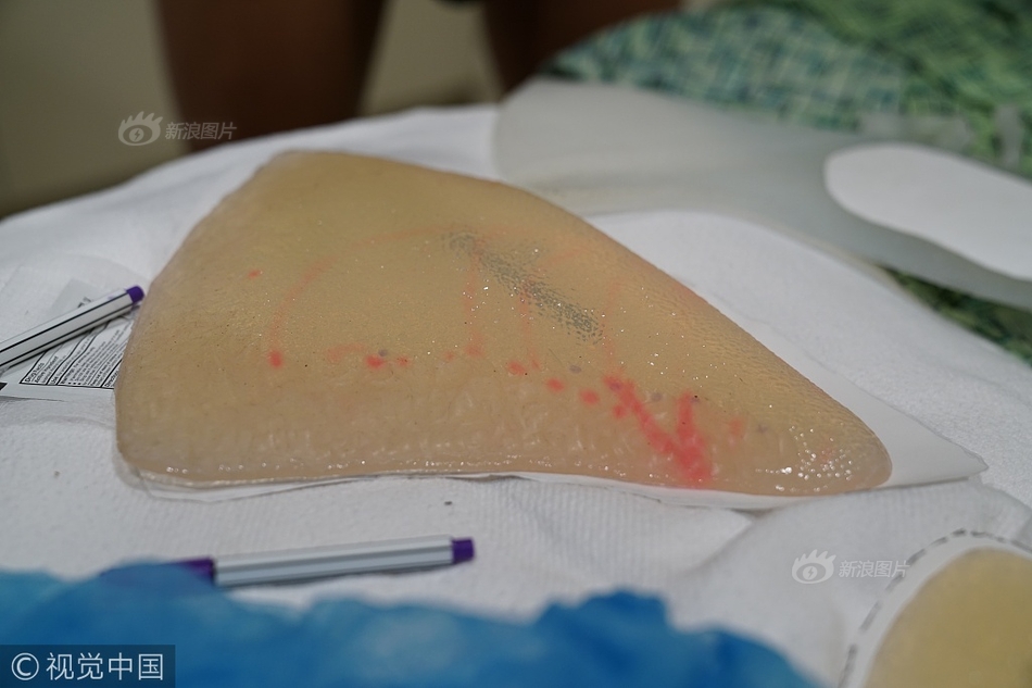 装睡故意把腿张开给公