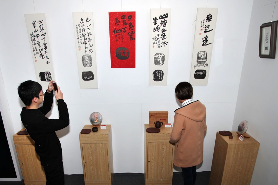 黄色国产老人在小树林里操逼人免费看。