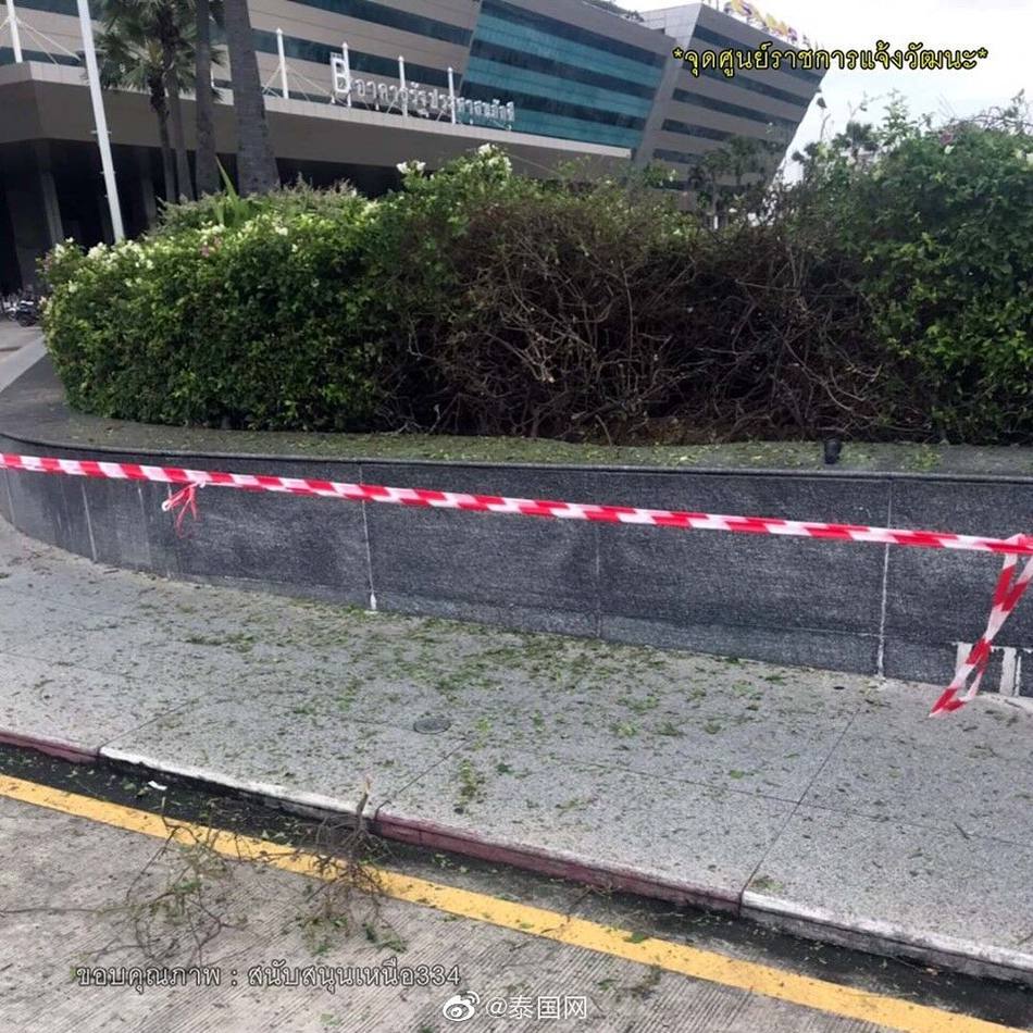 女人趴下脱了内裤光着屁股喷白