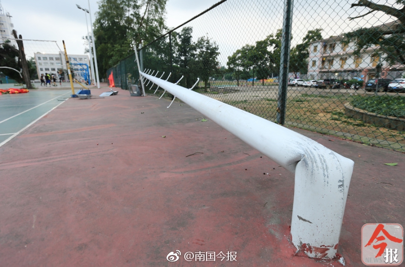 连体衣色情片