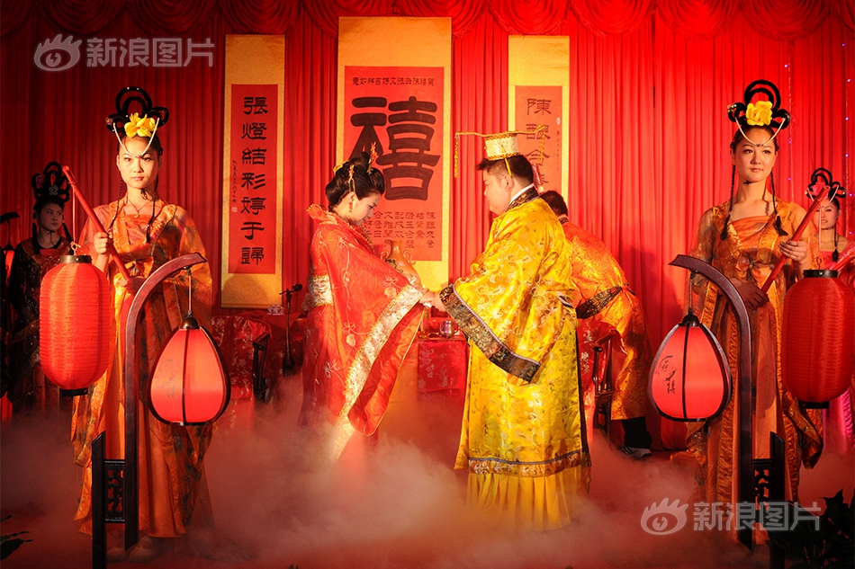 在线黄色网站夫妻交换