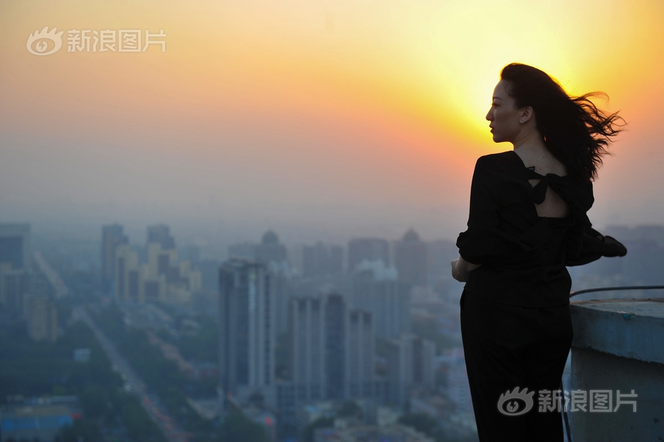 被学长抱进小树林c个爽