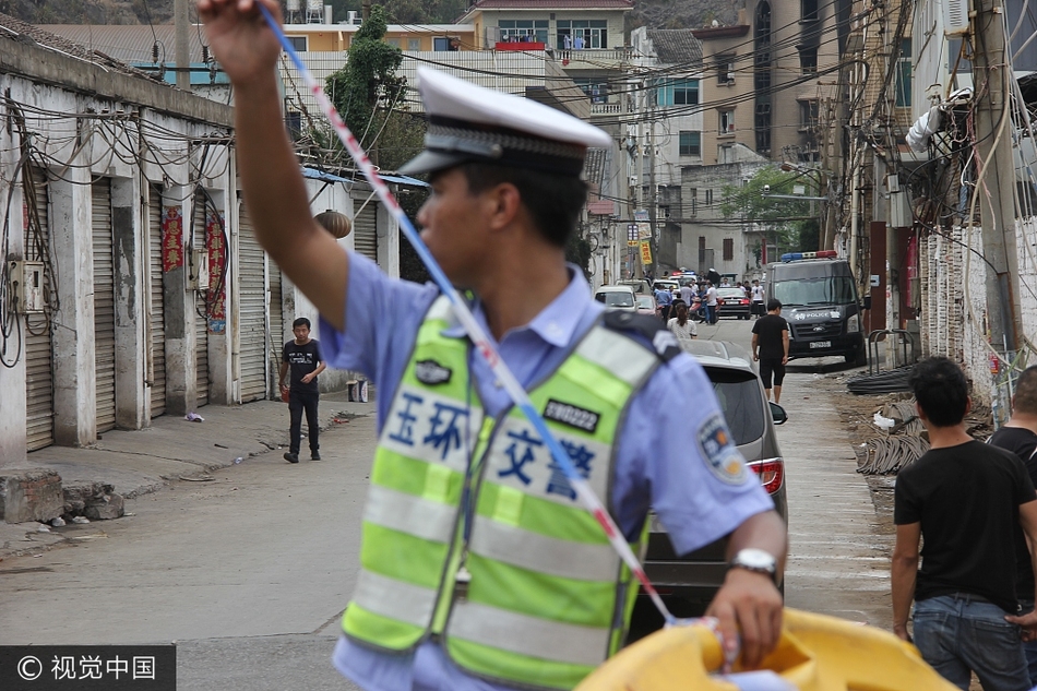 白丝美女自慰喷水